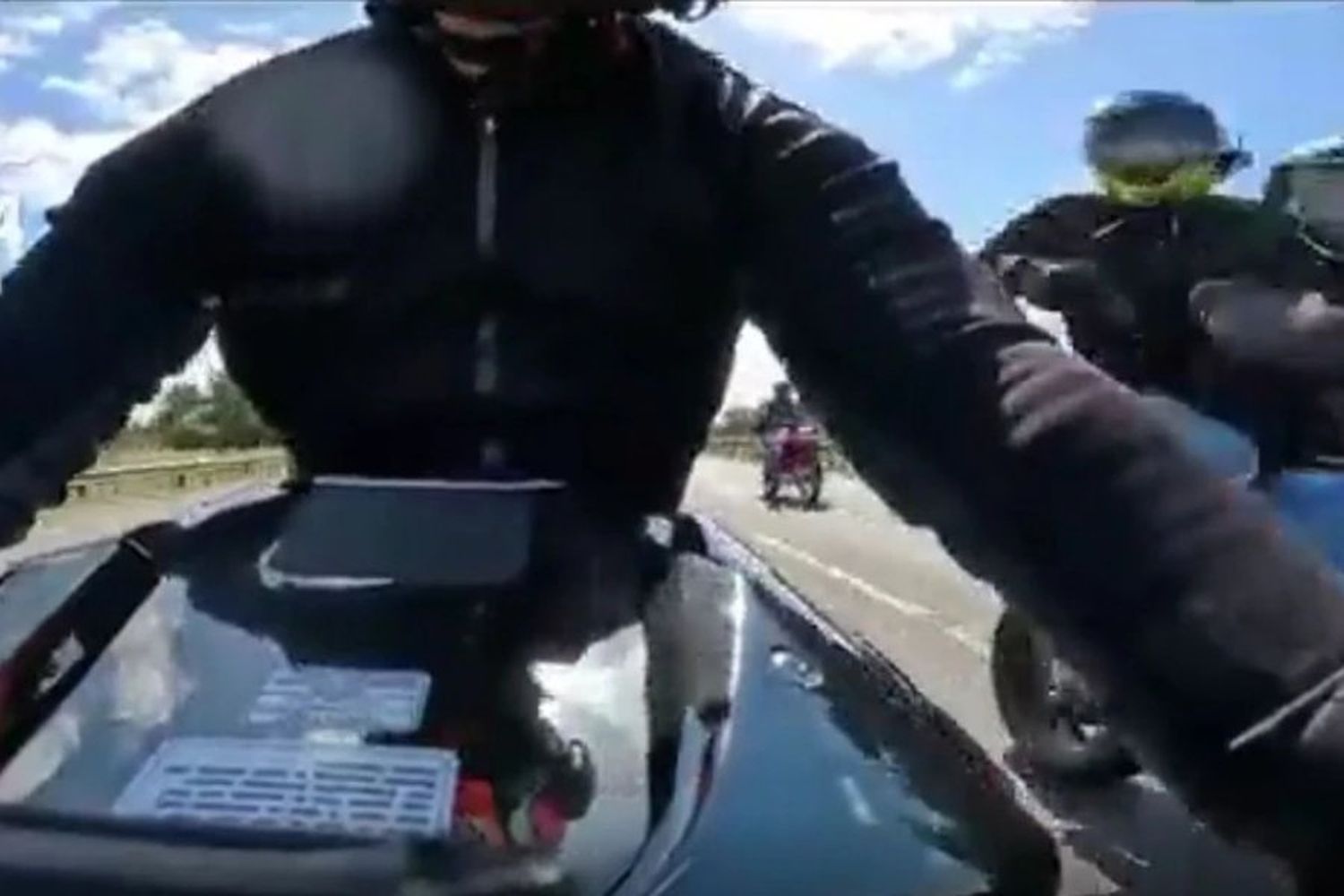 VIDEO | Escapó a 278 km/h para evitar que lo mataran y le robaran la moto