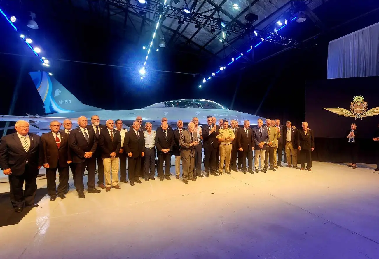 El día en que se presentó el F-16 en Tandil, con presencia del entonces ministro Luis Petri