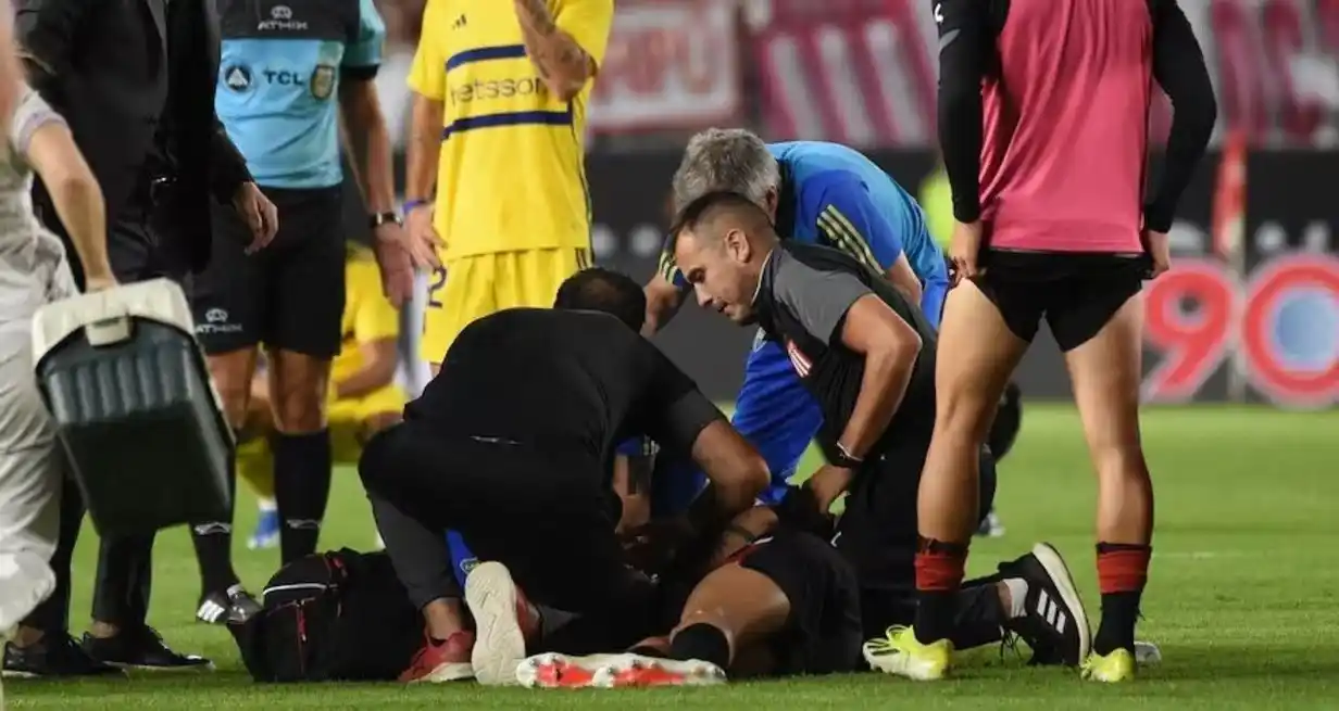 Desesperación y conmoción. Eduardo Domínguez y Javier Correa llaman desesperadamente a la ambulancia para que ingrese al campo de juego para llevarse a Facundo Altamirano al hospital. El mediocampista de Estudiantes, en medio del partido ante Boca, se descompensó y sufrió convulsiones.