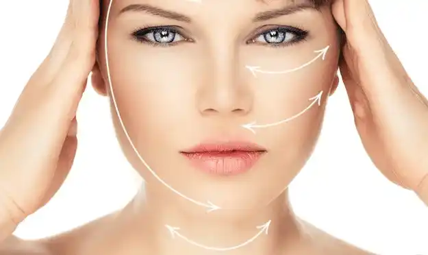 Un lifting facial permite reposicionar los tejidos de manera global.