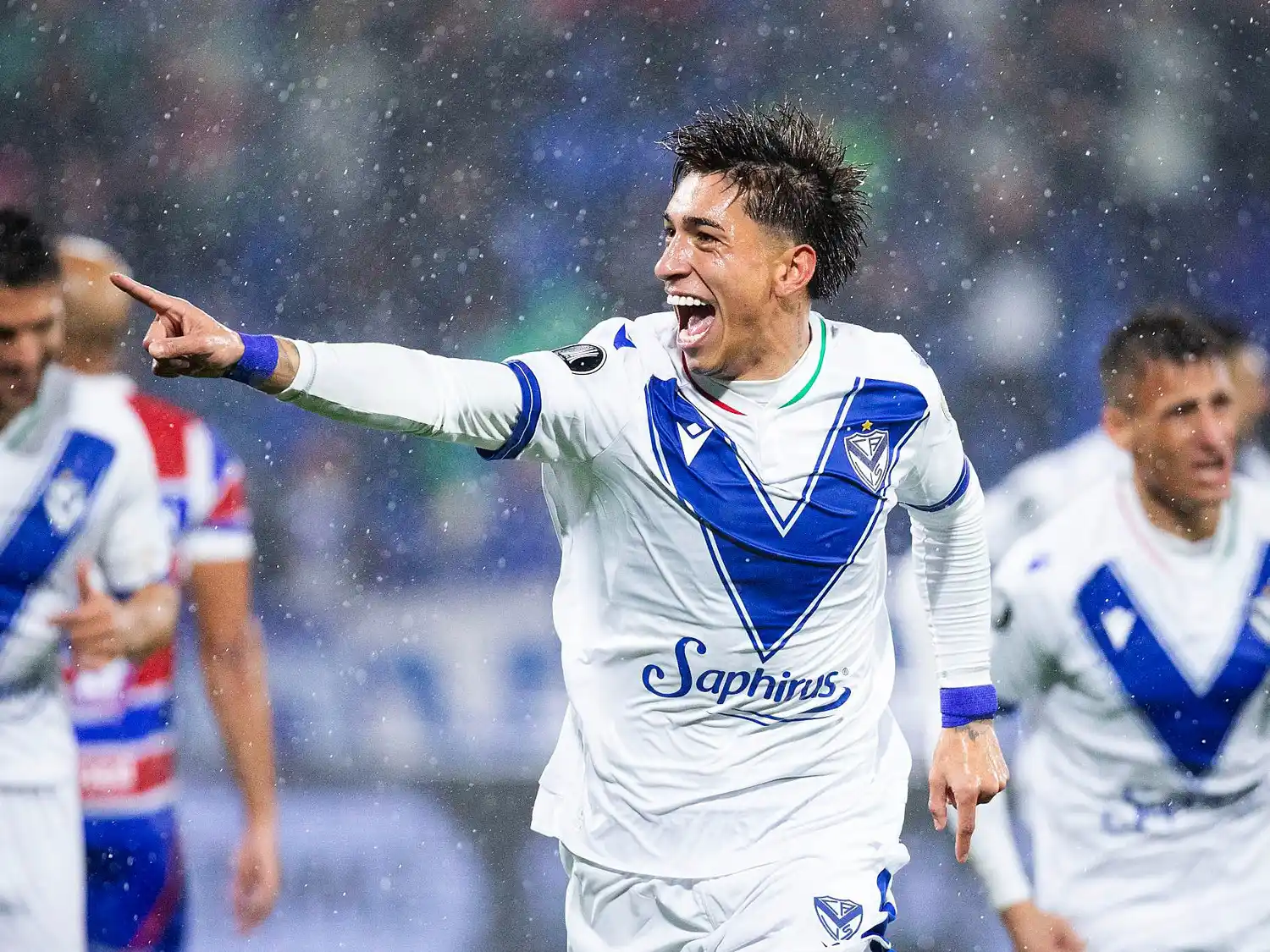Carrizo festeja el segundo gol de Vélez.