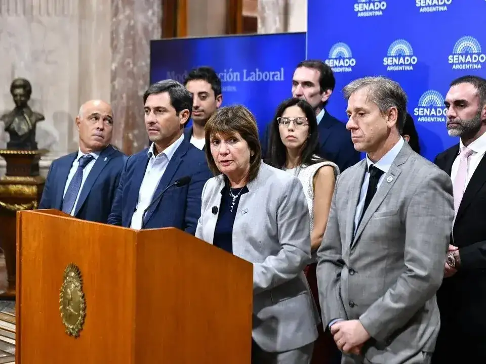 Bullrich junto a los senadores de bloques aliados.