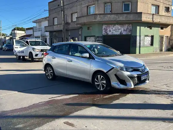 Motociclista chocó un auto y se dio a la fuga