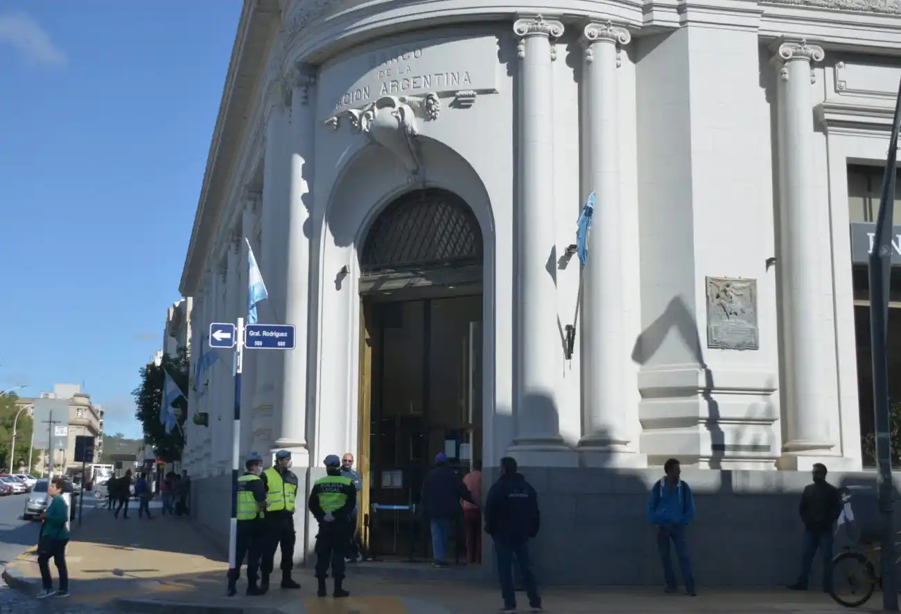 Los bancos vuelven a atender en el horario habitual de 10 a 15 horas