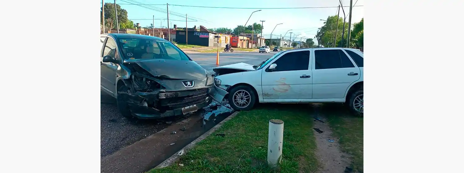 Dos autos chocaron y trasladaron a dos personas con golpes al HIGA
