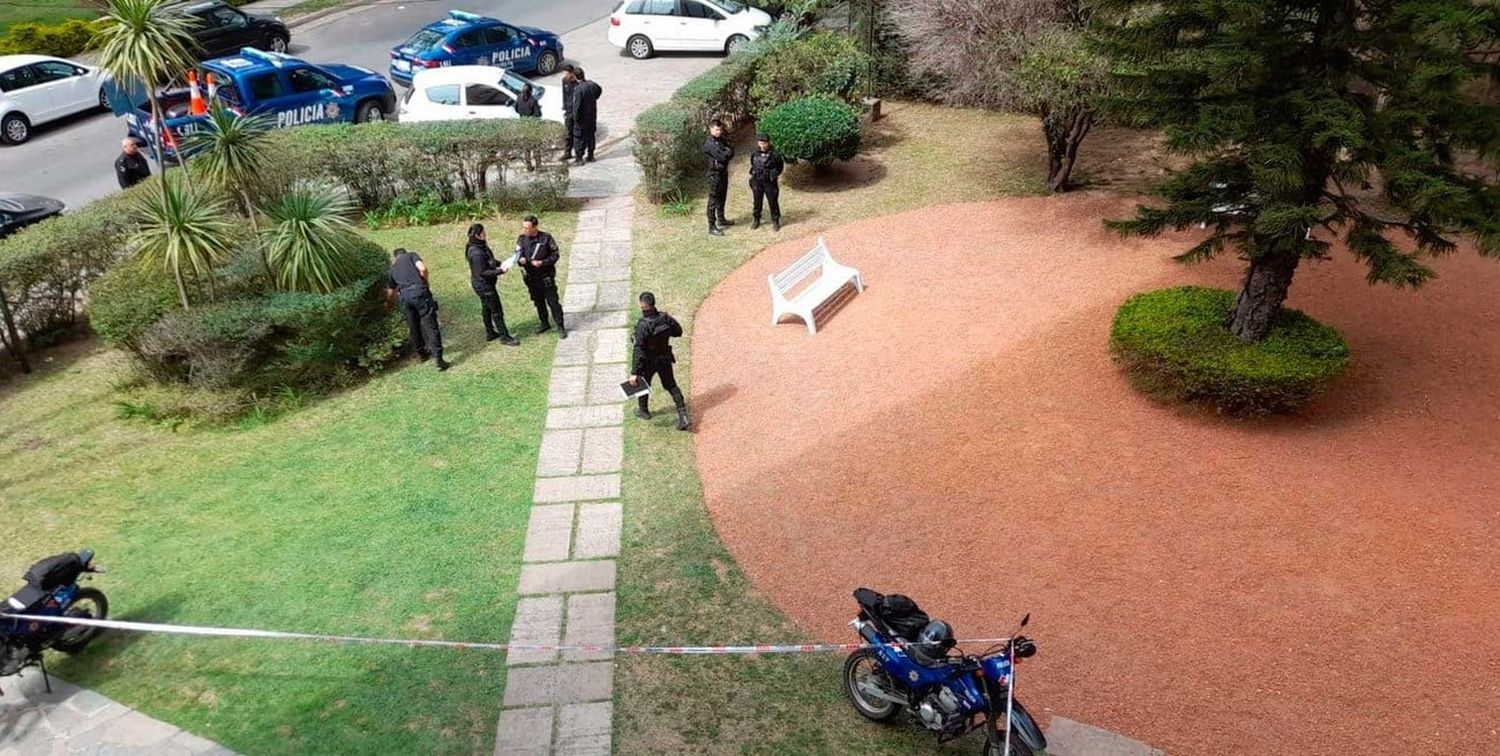 El lugar de los hechos mientras la policía realiza las tareas de rigor.