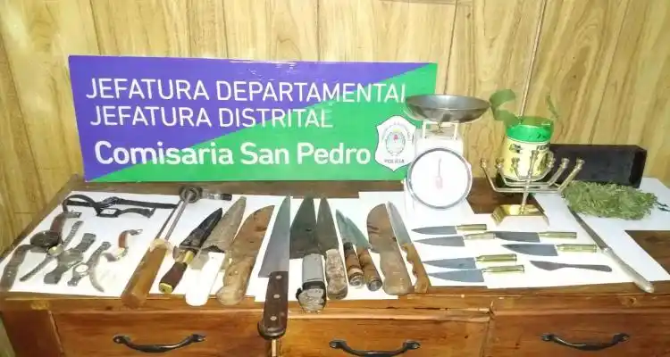 Dos detenidos con cuchillos, marihuana y relojes presuntamente robados