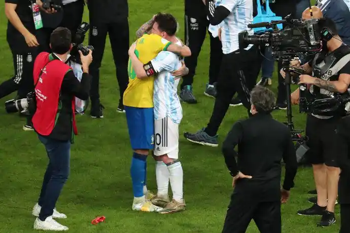 El abrazo entre Messi y Neymar