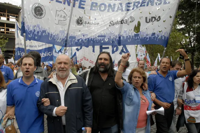 Clase pública de gremios docentes bonaerenses contra "políticas de ajuste del Gobierno"