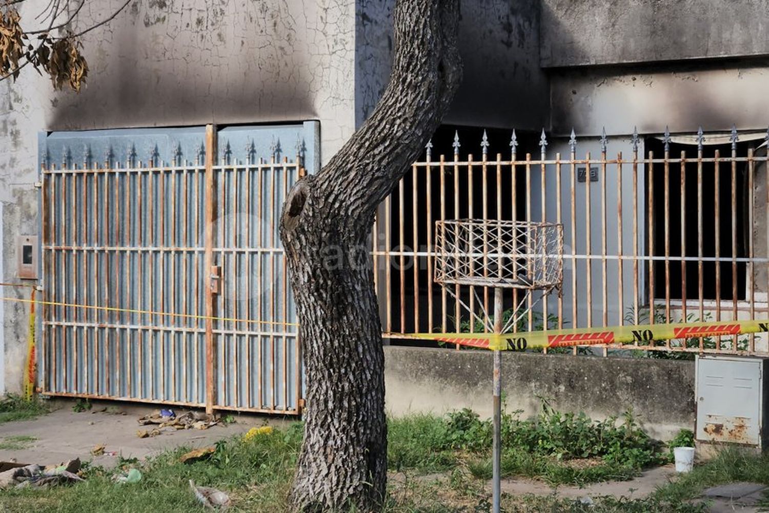 Grave incendio en barrio Villa Rosas, ¿cómo se encuentra el hombre herido?