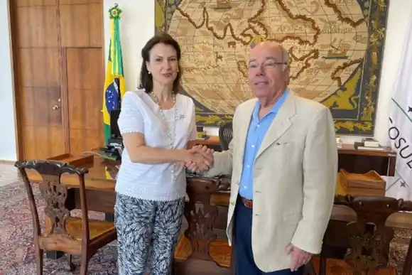 Desde Brasil, Mondino afirmó que "la voluntad" es que Scioli "siga" en la embajada