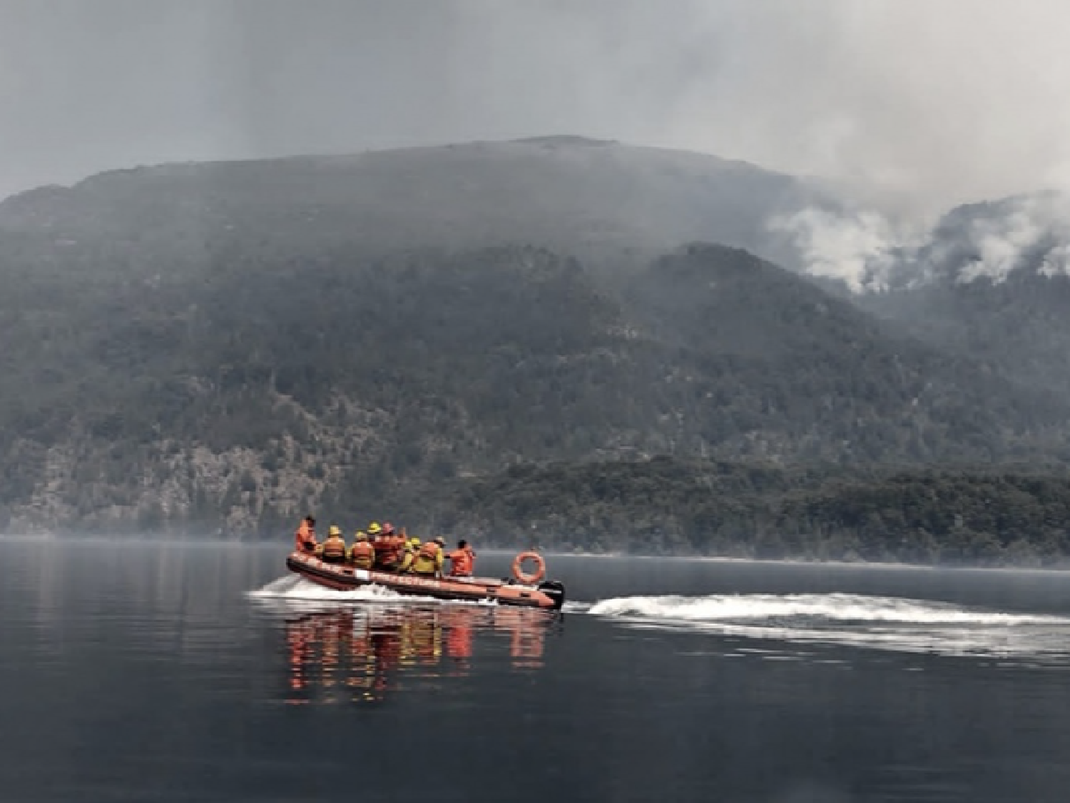 Con brigadistas y helicópteros combaten incendios en cinco provincias