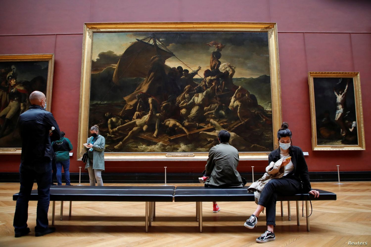 Francia reabre bares, museos y teatros