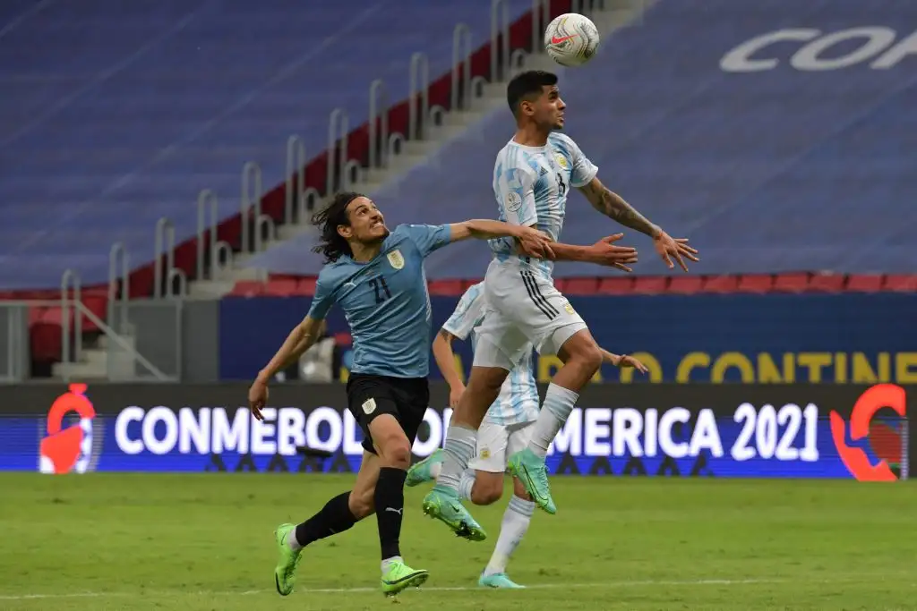 Primer festejo de una Argentina que se impuso con autoridad ante Uruguay
