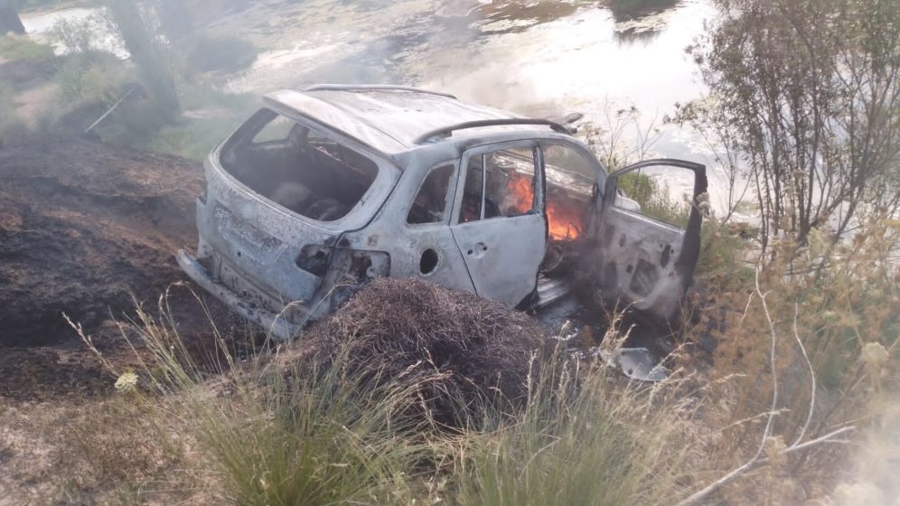 Hallaron un cuerpo en el interior de un auto incendiado en la colectora de la autopista Rosario – Córdoba