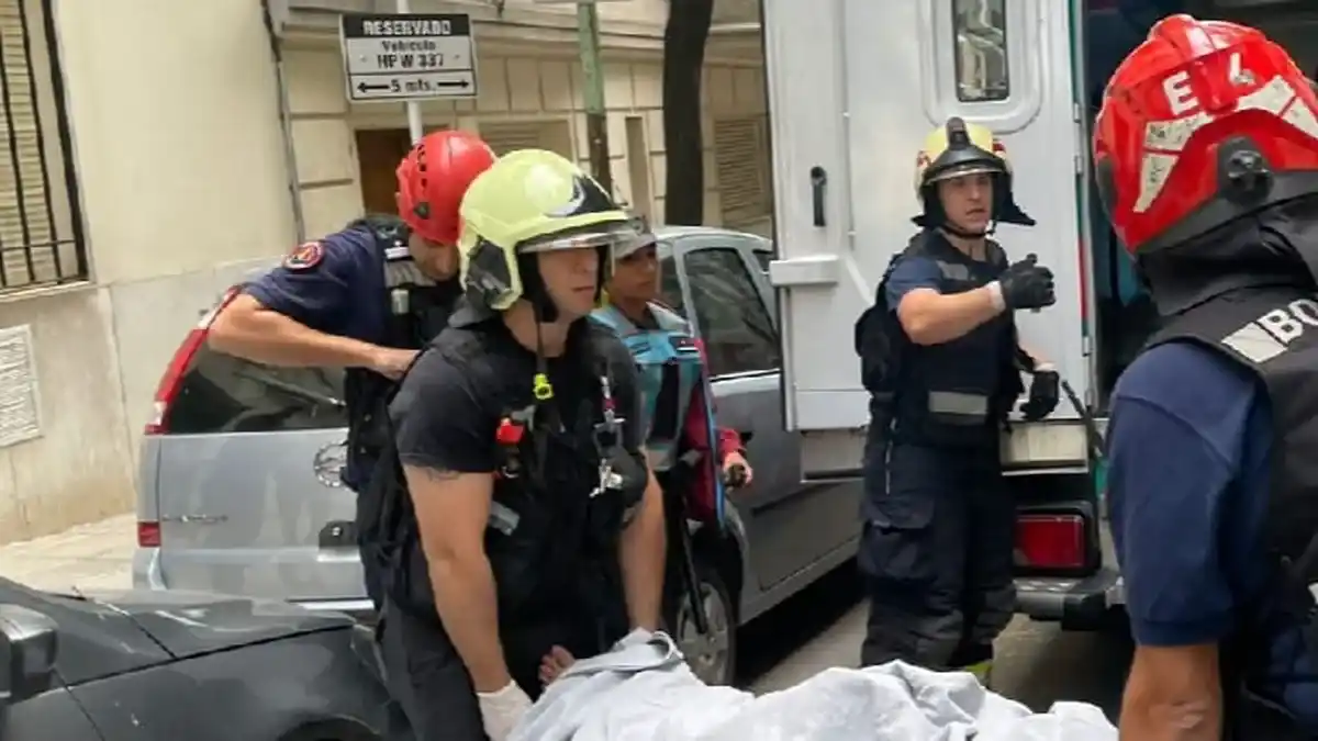 Una mujer murió tras caer de un sexto piso en medio de un encuentro con un importante empresario