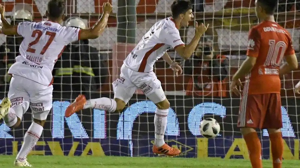 River se aleja de la punta tras perder con Huracán