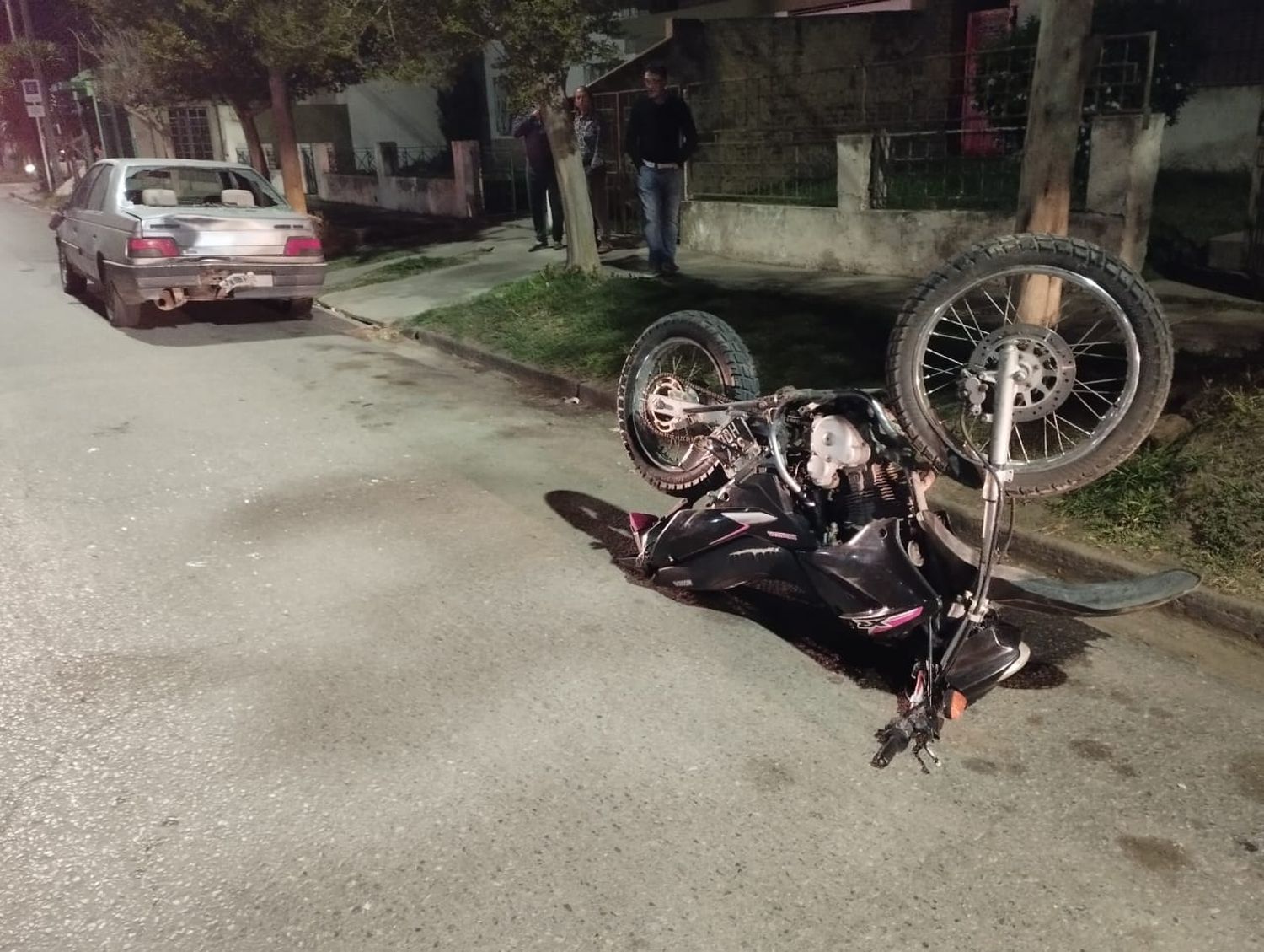 El motociclista terminó destruyendo la luneta del vehículo.