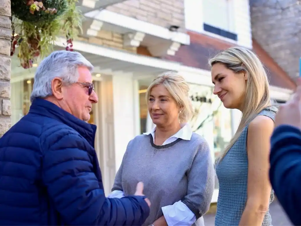 Las charlas se dieron en un clima muy distendido, en el que comerciantes y vecinos se sintieron escuchados y acompañados en sus inquietudes.