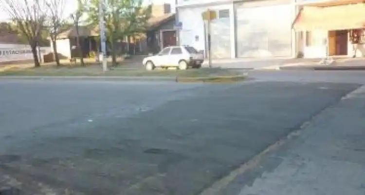 Construyen mesetas peatonales sobre Av. 3 de Febrero