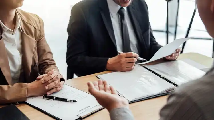 Estiman que la pandemia reducirá el empleo privado pero una suba en el empleo público