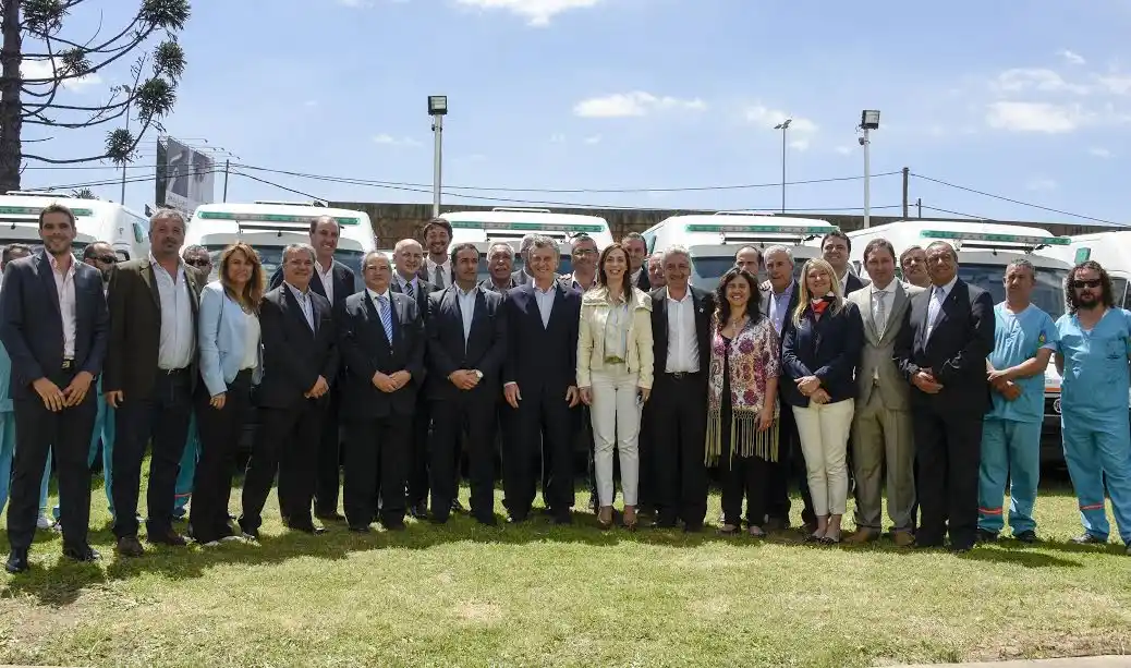 Macri y Vidal entregaron 40 ambulancias para distritos bonaerenses 