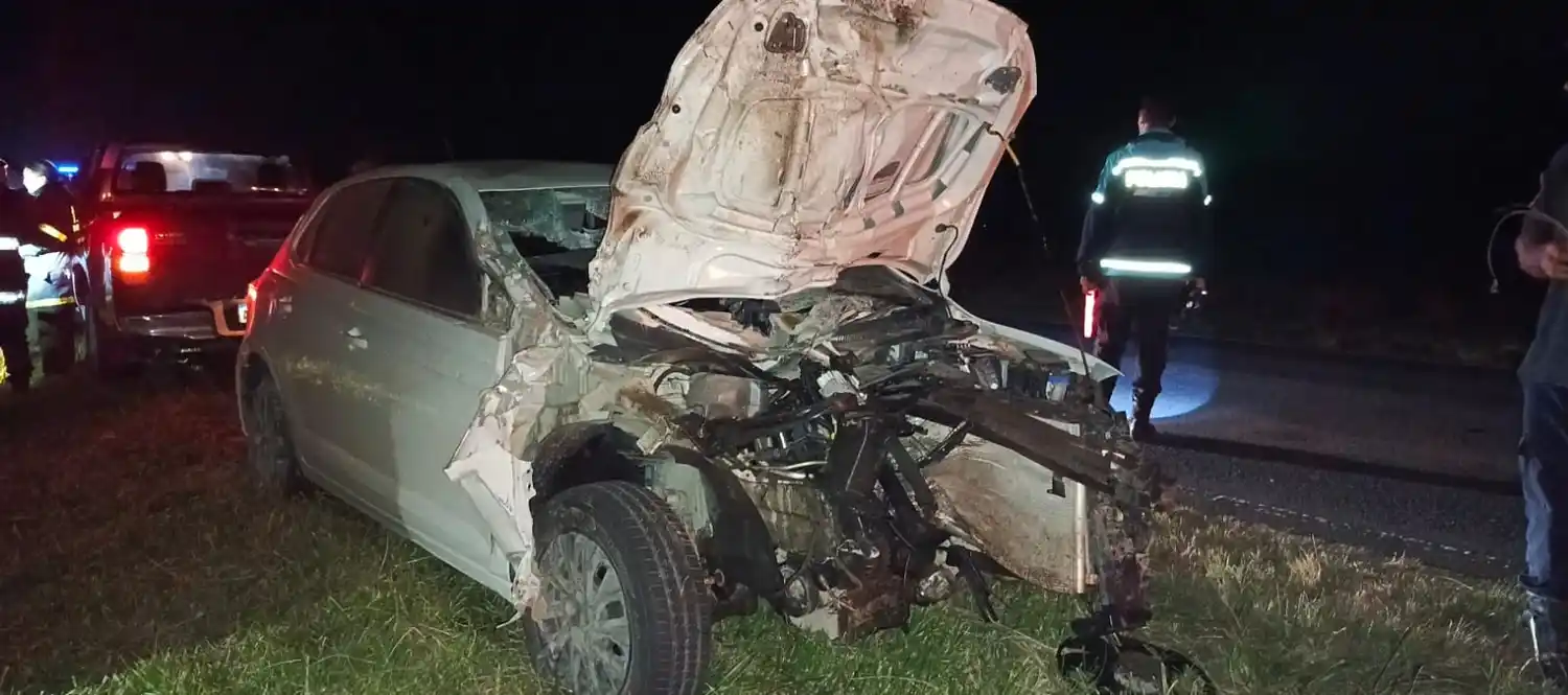 Daños materiales de importancia, registró el vehículo Volkswagen tras incrustarse contra un acoplado