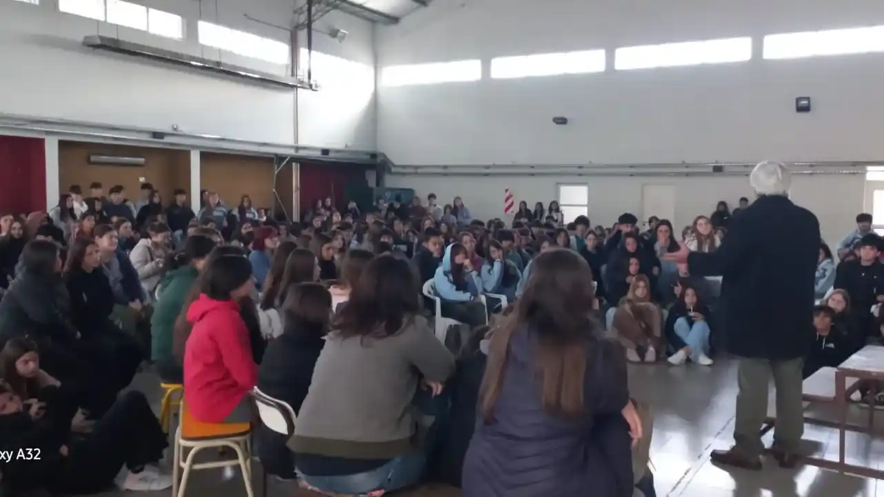 Amafutan realiza un ciclo de charlas en escuelas sobre redes sociales, prevención y responsabilidad jurídica en adolescentes.