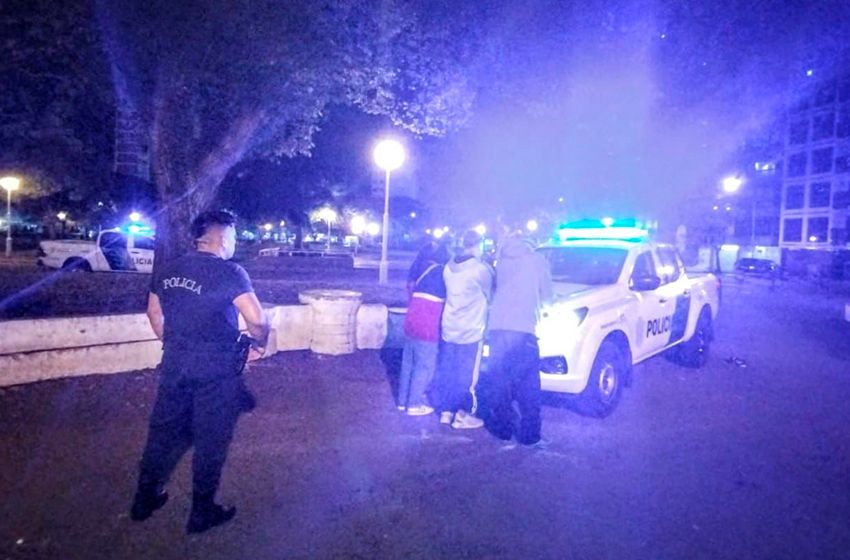 Detienen a dos jóvenes con droga en Plaza Mitre