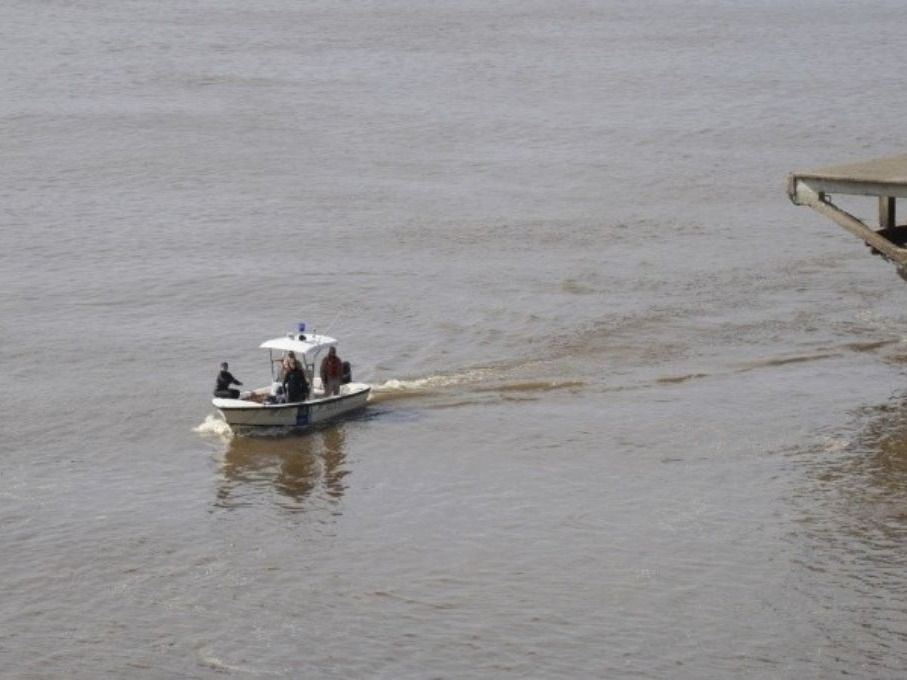 Prefectura continúa rastrillando la zona tras la caída del muchacho al río. (Foto: Alan Monzón)
