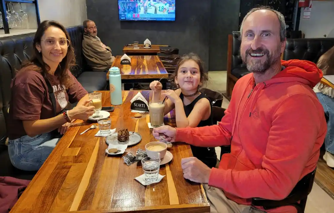 Lucero, Leticia y Sergio merendaron en Sorti luego de hacer compras