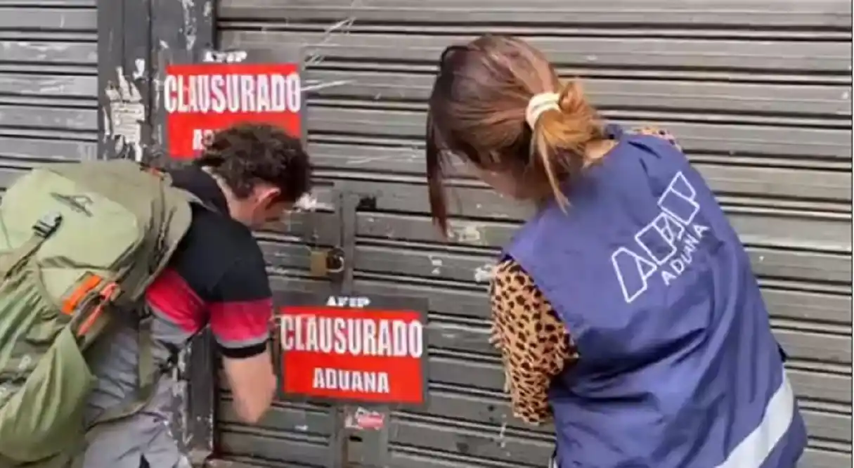 Aduana clausuró dos locales que comercializaban camisetas truchas de la Selección Argentina