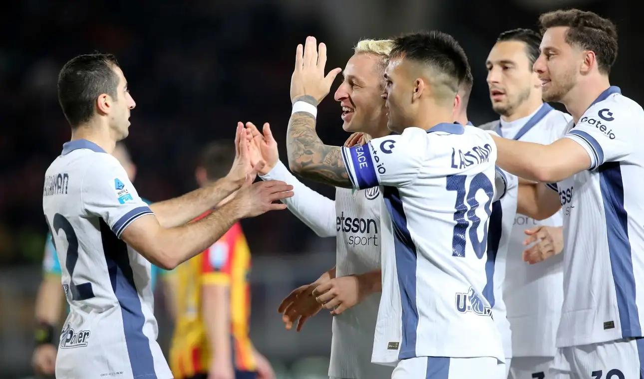 Festejo. De Lautaro y sus compañeros, que consiguieron el triunfo ante el Lecce