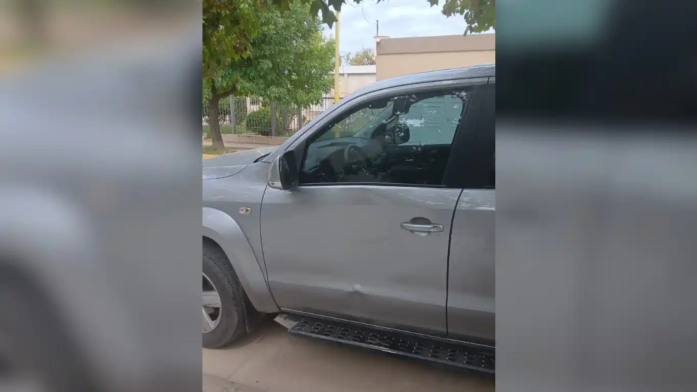 Un motociclista sufrió lesiones tras chocar con un auto que intentaba reincorporarse al tránsito