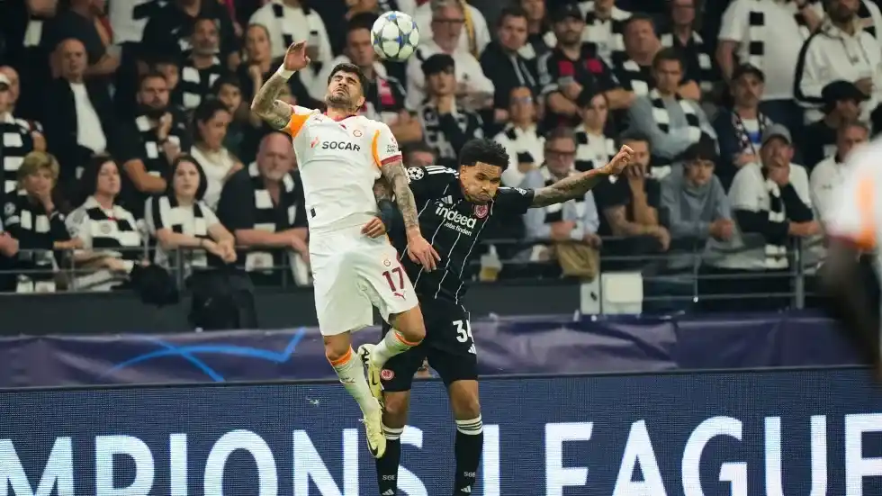 Eren Elmali, del Galatasaray (izquierda), y Nnamdi Collins, del Frankfurt, saltan para cabecear un balón durante el partido inaugural de la fase de grupos de la Liga de Campeones entre el Eintracht Frankfurt y el Galatasaray en Frankfurt, Alemania.