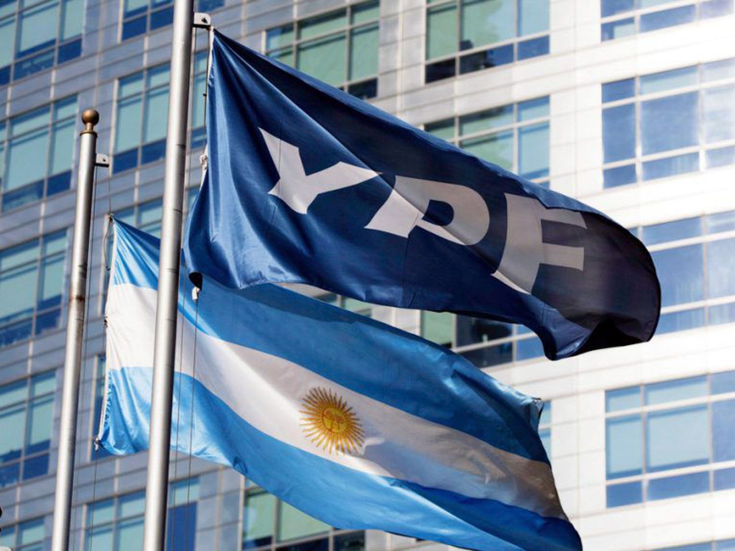 La estrategia en tiempo real de YPF para competir con precios más bajos