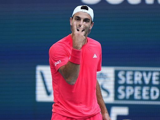 Fran Cerúndolo y un gesto en su partido contra Grigor Dimitrov en Miami .Foto: @RICH STORRY