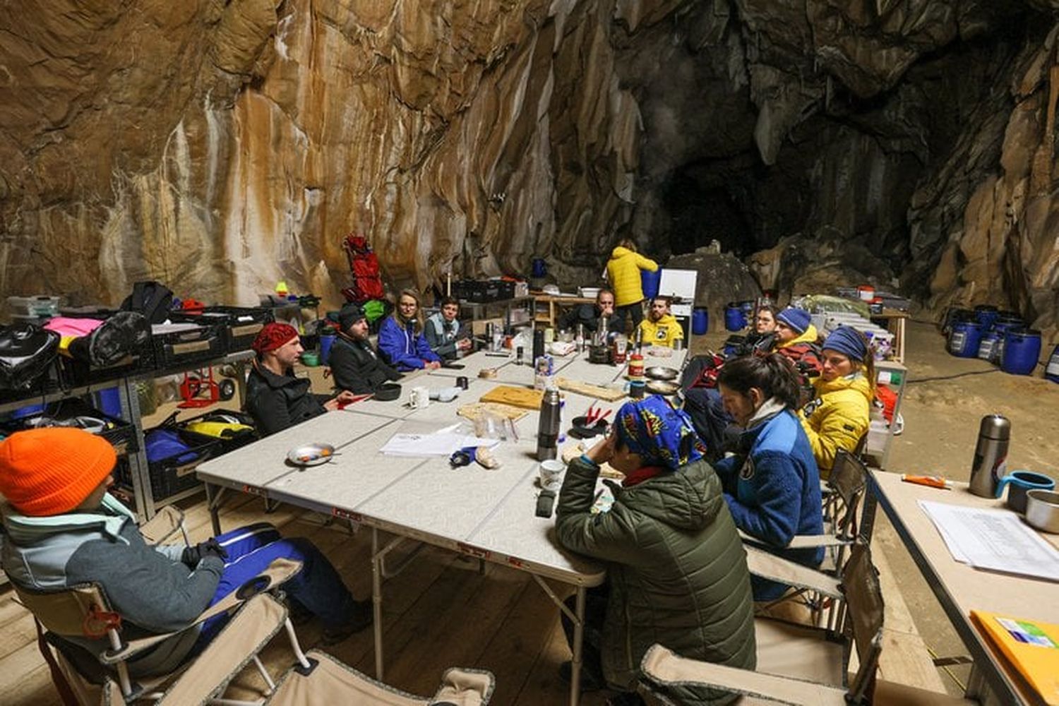 15 personas pasaron 40 días en una cueva sin teléfonos, relojes ni luz solar en un experimento extremo: estos fueron los resultados