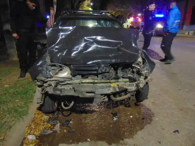 Venado Tuerto: violento choque contra un auto estacionado