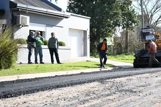 Comenzó el asfaltado de cuatro nuevas cuadras en el barrio Escribano