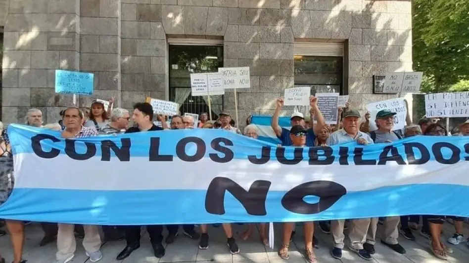 Jubilados Marchan en Protesta Contra la Ley Ómnibus y por sus Derechos
