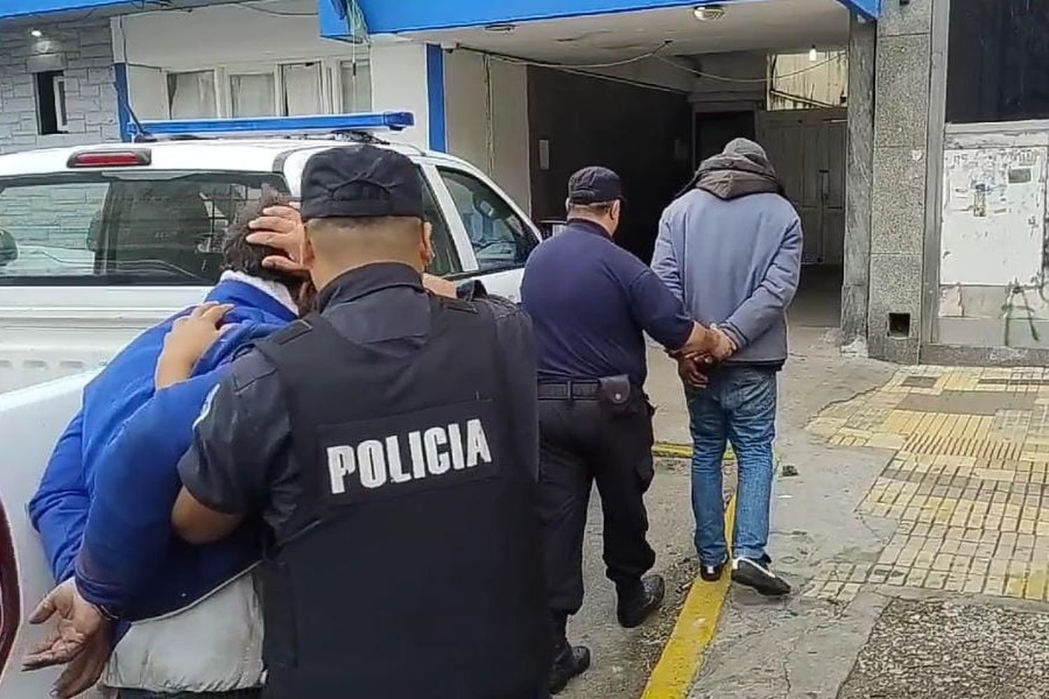 detenidos botellas robadas