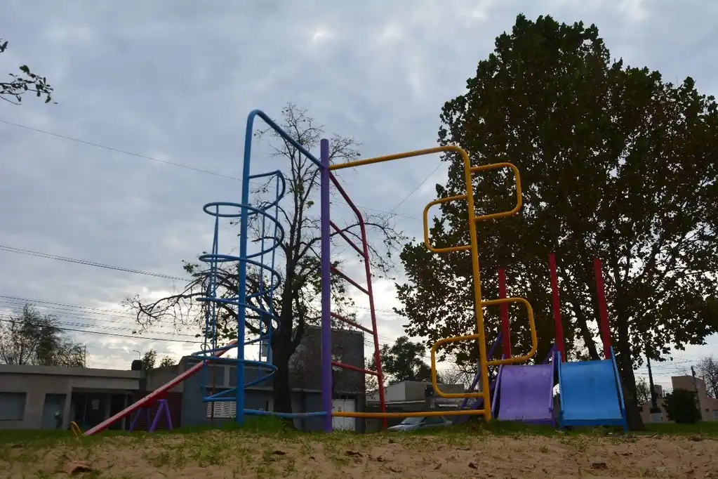 Reparan juegos infantiles en avenida Suipacha