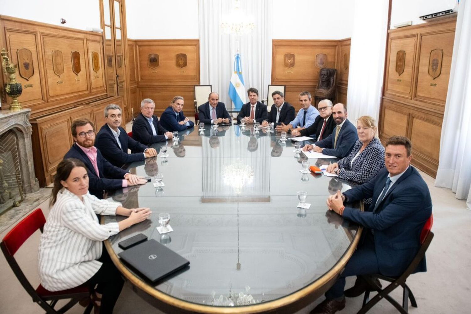Guillermo Francos junto a legisladores de la oposición.