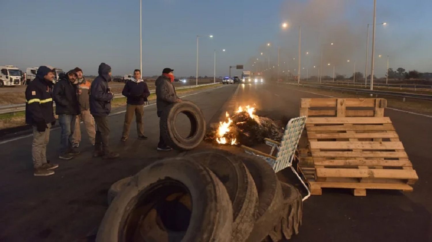 Sin gasoil: los transportistas organizan más cortes de rutas 