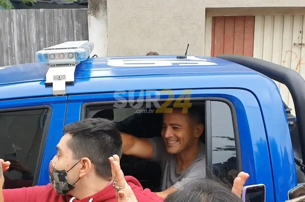 En libertad: el momento en que salió el policía que estaba preso tras intentar detener a un delincuente