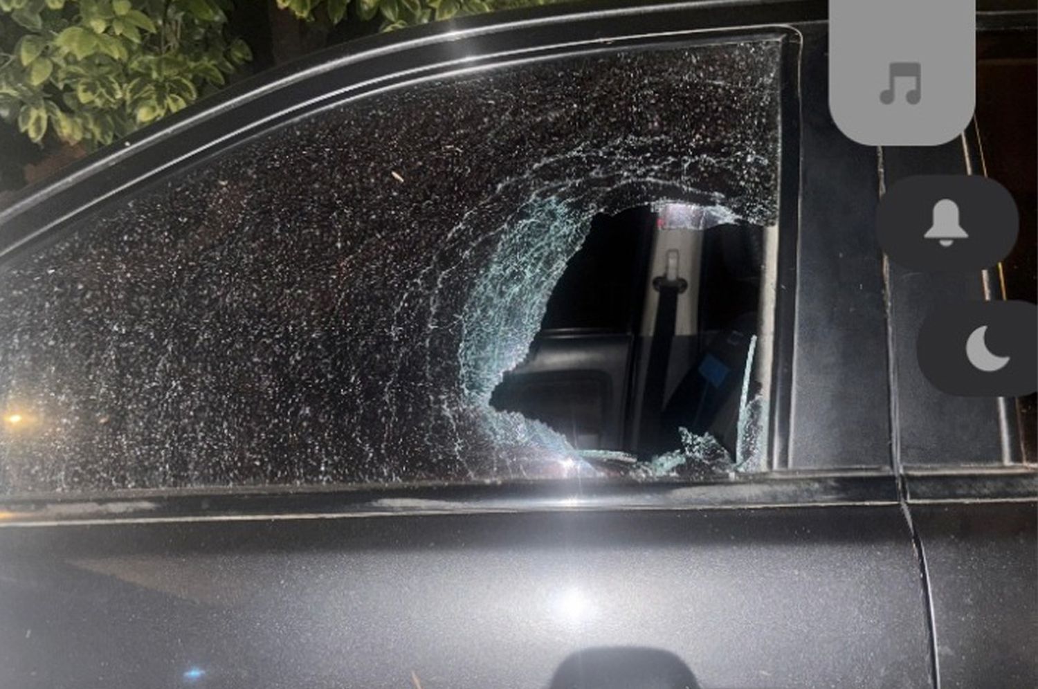 Dos menores en bicicleta destrozaron la ventanilla de una camioneta en un intento de robo: “Es una vergüenza”