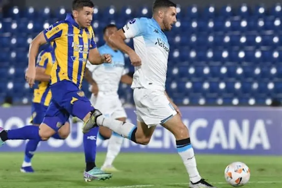 Racing arrancó con el pie derecho y ganó en Paraguay