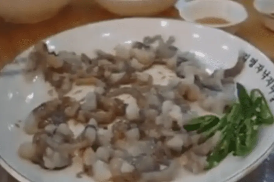 Insólito: comió un plato conocido como "pulpo vivo" y murió