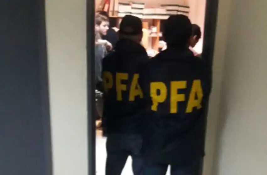 Allanan por deudas las oficinas de dueños de reconocida confitería